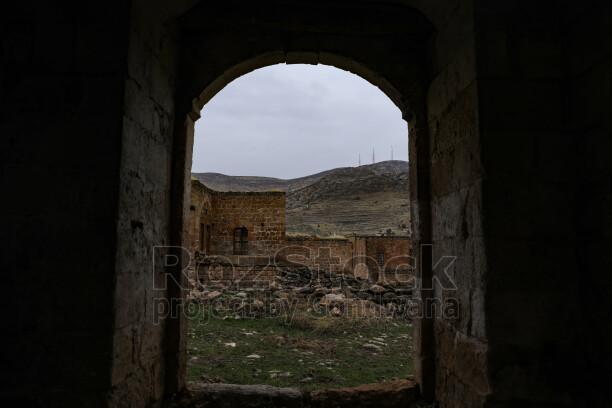 Mardin Savur tarihi taş yapılar, kemerli geçit ve dağ manzarası