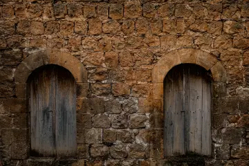 Mardin Savur taş yapı, kemerli kapılar ve geleneksel mimari