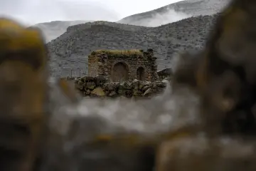 Mardin Savur tarihi taş yapı, sisli dağ manzarası