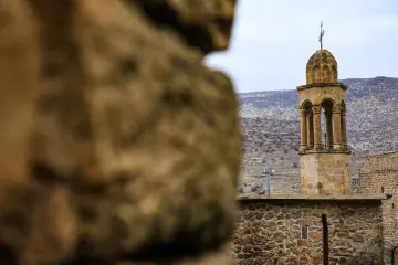 Mardin Savur Süryani kilisesi, tarihi çan kulesi ve taş mimari