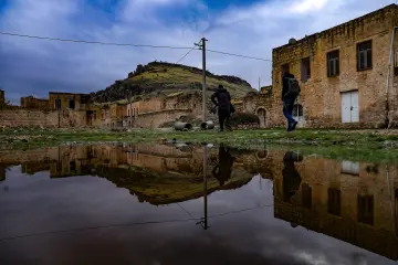Mardin Savur tarihi taş evler, kaya tepesi ve yansıma manzarası