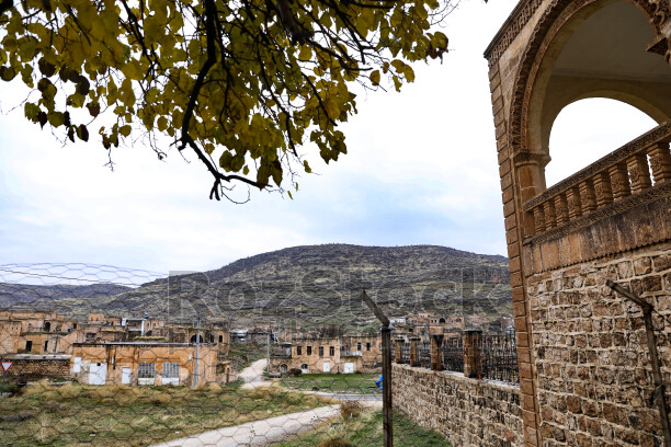Mardin Savur tarihi taş yapı, kemerli mimari ve dağ manzarası