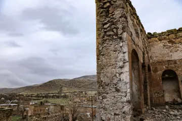 Mardin Savur tarihi taş yapı, kemerli mimari ve dağ manzarası