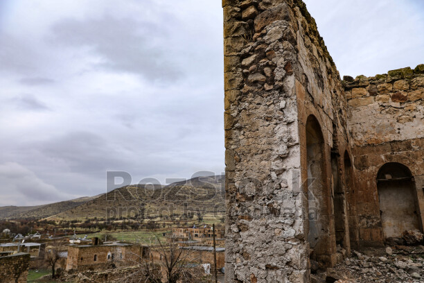 Mardin Savur tarihi taş yapı, kemerli mimari ve dağ manzarası