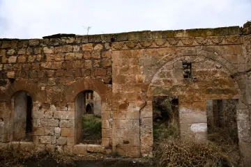 Mardin Savur tarihi taş yapı, kemerli cephe ve taş süslemeler