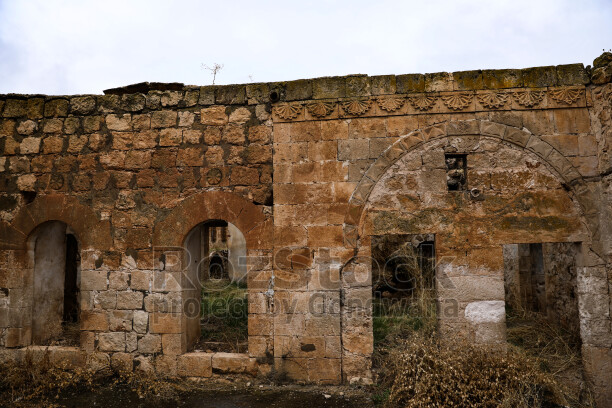 Mardin Savur tarihi taş yapı, kemerli cephe ve taş süslemeler