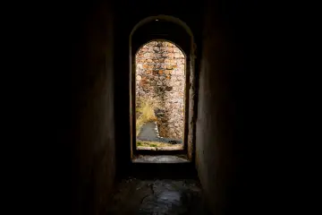 Mardin Savur tarihi taş yapı, kemerli pencere ve mimari doku
