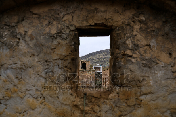 Mardin, Savur, Savur ilçesi, tarihi Savur, tarihi taş yapı, taş yapı, taş mimari, geleneksel mimari, taş duvar, küçük pencere