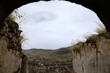 Mardin Savur tarihi taş yapılar ve dağ manzarası