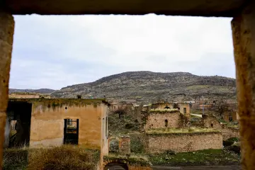 Mardin Savur tarihi taş yapılar, dağ manzarası ve geleneksel yerleşim
