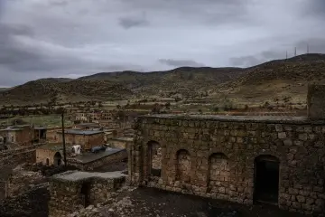 Mardin Savur tarihi taş yapılar ve dağ manzarası