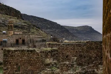 Mardin Savur tarihi taş yapılar, dağlık manzara ve geleneksel mimari
