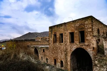 Mardin Savur tarihi taş yapılar, kemerli cepheler ve dağ manzarası