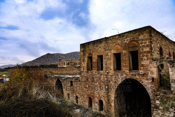 Mardin Savur tarihi taş yapılar, kemerli cepheler ve dağ manzarası
