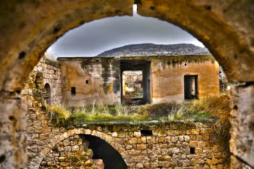 Mardin Savur tarihi taş yapılar, kemerli geçit ve dağ manzarası
