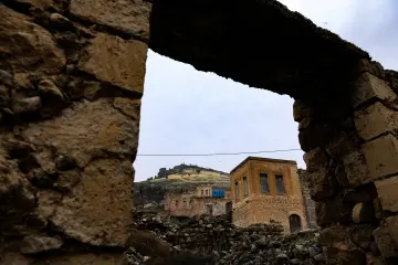 Mardin Savur tarihi taş yapılar, kemerli geçit ve dağ manzarası
