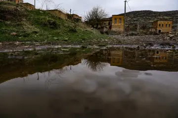 Mardin Savur taş evleri, su yansıması ve tarihi köy manzarası