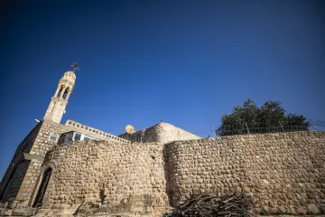 Mor Dimet Kilisesi çan kulesi, tarihi taş duvarlar ve Süryani mimarisi