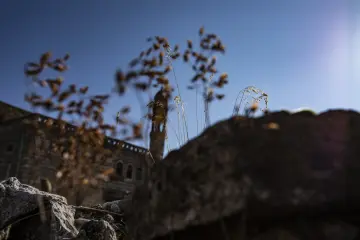 Mor Dimet Kilisesi çevresinde tarihi taş mimari ve sonbahar dokusu