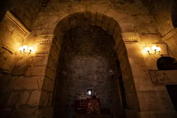 Mor Dimet Kilisesi kemerli sunak ve tarihi taş mimari