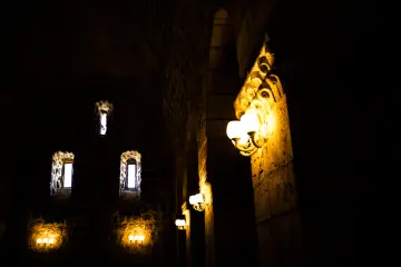 Mor Dimet Kilisesi iç mekânı taş mimari ve tarihi kilise atmosferi
