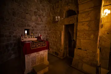 Mor Dimet Kilisesi iç mekânı, tarihi sunak ve taş mimari detayları