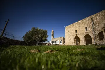 Mor Dimet Kilisesi taş avlusu, çan kulesi ve Süryani mimarisi