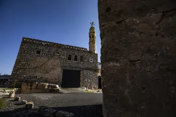 Mor Dimet Kilisesi çan kulesi ve Zaz Köyü taş mimarisi