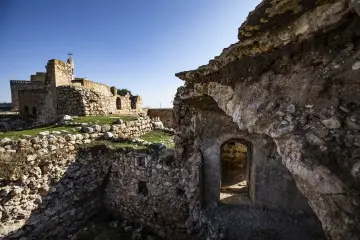 Mor Dimet Kilisesi ve Zaz Köyü tarihi taş yapı kalıntıları