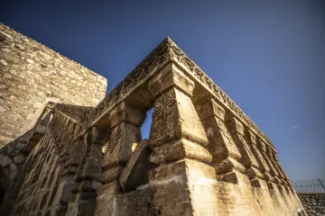 Mor Dimet Kilisesi taş revak kemerli mimari ve taş süslemeleri