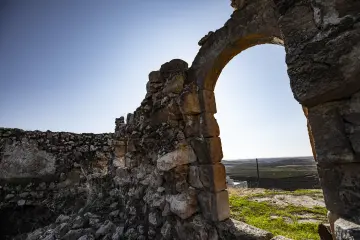 Mor Dimet Kilisesi tarihi taş kemer ve yıkılmış yapı kalıntıları
