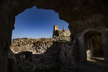 Mor Dimet Kilisesi çevresindeki tarihi taş yapılar ve harabeler