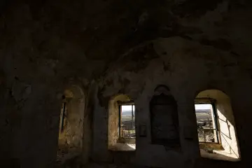 Mor Dimet Kilisesi tarihi iç mekân kemerli pencere taş mimari