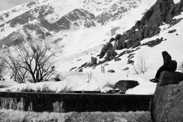 Munzur Dağları, karlı dağlar, akan su ve kış doğası manzarası