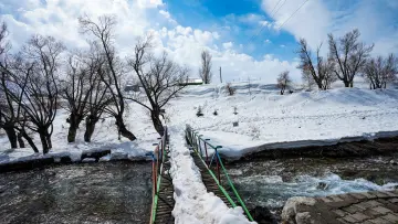 Munzur Gözeleri, karlı dere, ahşap köprü ve kış doğası