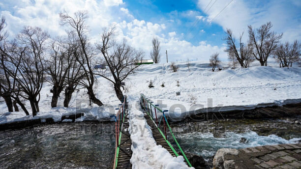 Munzur Gözeleri, karlı dere, ahşap köprü ve kış doğası