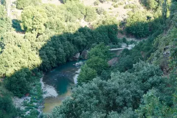 Amed Geliyê Godernê ormanlık vadi ve akarsu manzarası