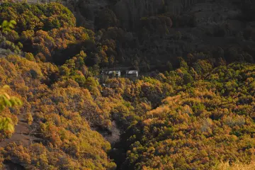 Pülümür vadisinde sonbahar ormanı ve doğayla iç içe dağ evi