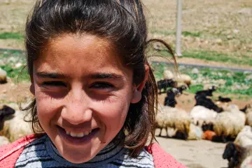 Mahallelerde ara sokaklarda çalışan, oynayan çocuk portreleri