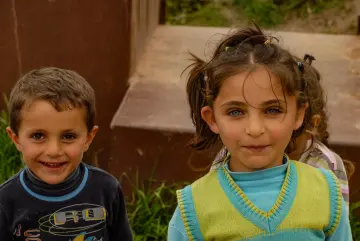 Mahallelerde ara sokaklarda çalışan, oynayan çocuk portreleri