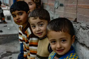 Mahallelerde ara sokaklarda çalışan, oynayan çocuk portreleri