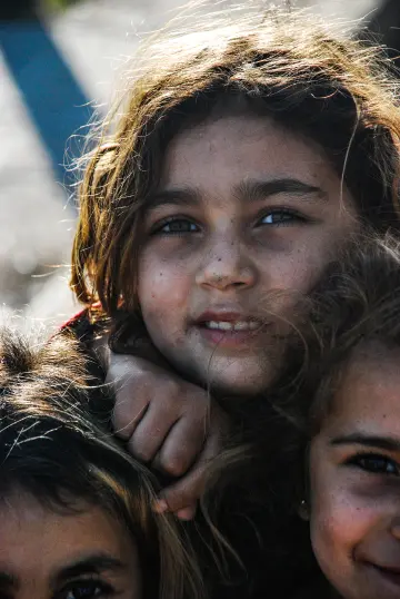 Mahallelerde ara sokaklarda çalışan, oynayan çocuk portreleri