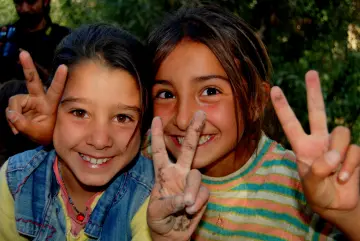 Mahallelerde ara sokaklarda çalışan, oynayan çocuk portreleri