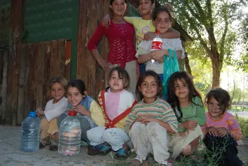 Mahallelerde ara sokaklarda çalışan, oynayan çocuk portreleri
