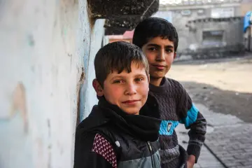 Mahallelerde ara sokaklarda çalışan, oynayan çocuk portreleri