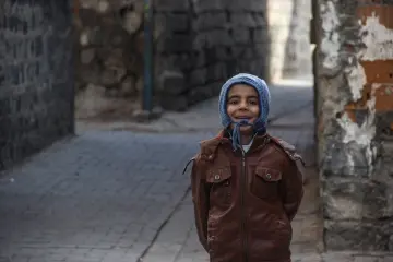 Mahallelerde ara sokaklarda çalışan, oynayan çocuk portreleri