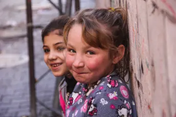 Mahallelerde ara sokaklarda çalışan, oynayan çocuk portreleri