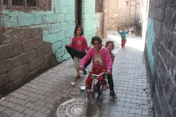 Mahallelerde ara sokaklarda çalışan, oynayan çocuk portreleri