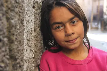 Mahallelerde ara sokaklarda çalışan, oynayan çocuk portreleri