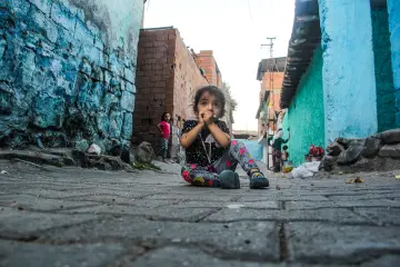 Mahallelerde ara sokaklarda çalışan, oynayan çocuk portreleri